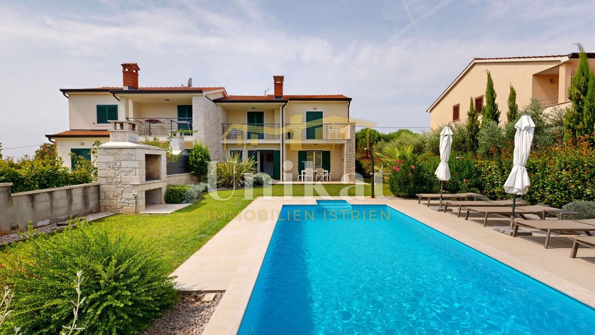 Čudovita dvojna hiša s bazenom